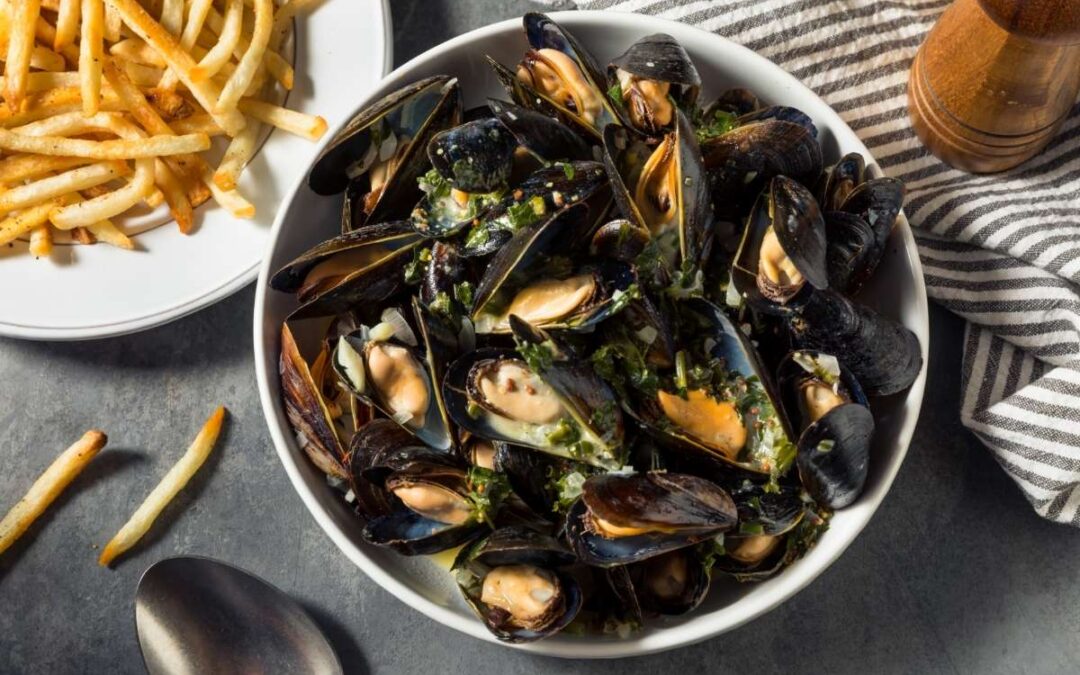 Les secrets d’une recette de moules-frites parfaite : astuces et conseils