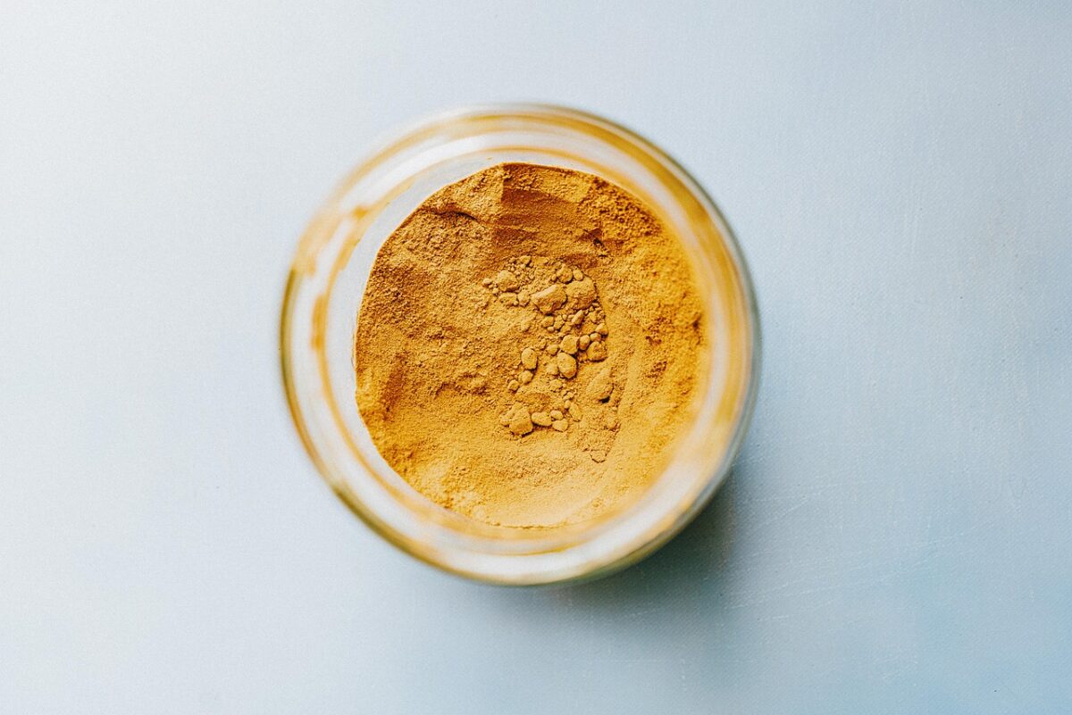poudre de curcuma en pot