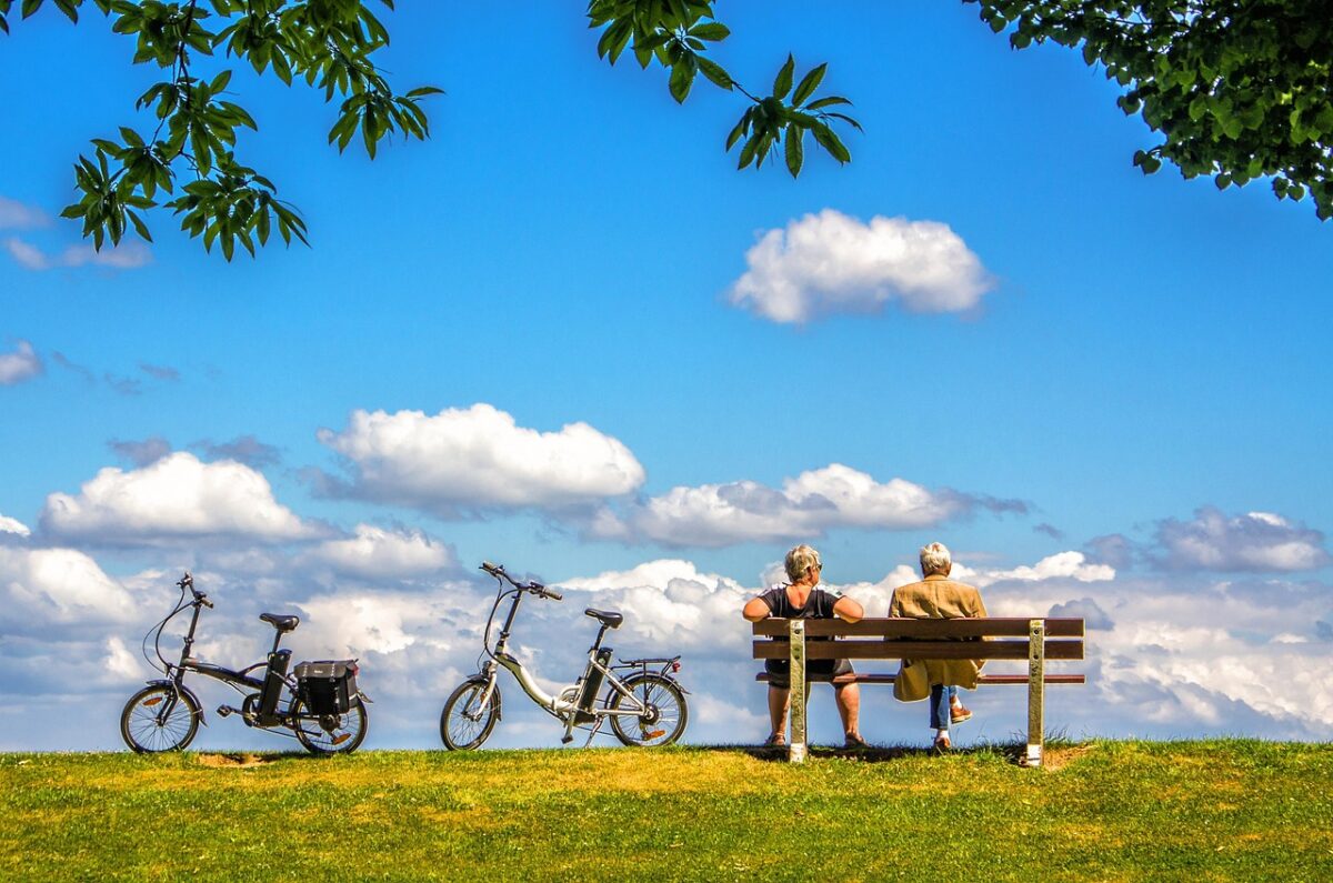 personnes dehors sur un banc