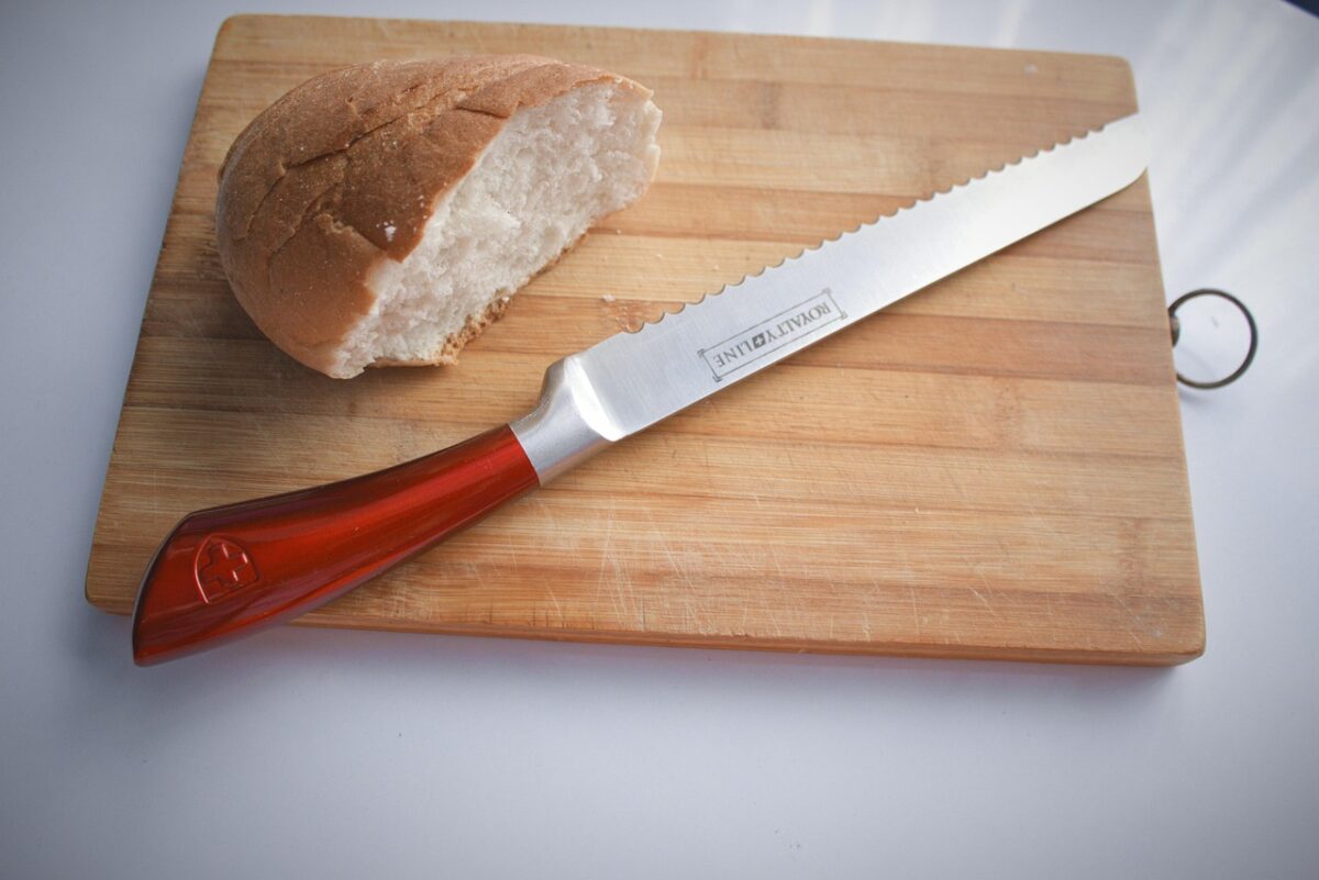couteau a pain sur planche de bois