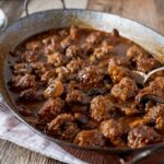 boulets sauce liegeoise dans un plat