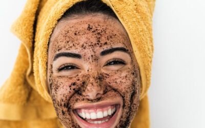 Exfolier son visage : pourquoi, comment et avec quels produits ?