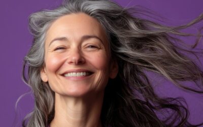 Cheveux poivre et sel chez la femme : comment les sublimer à tout âge ?