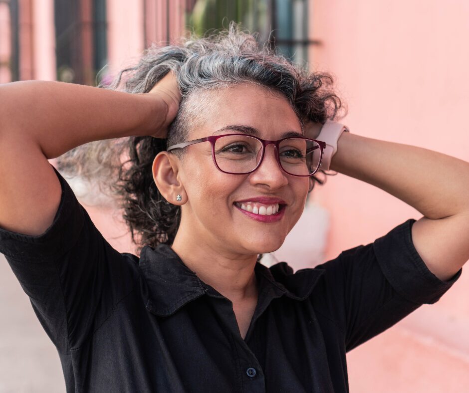 femme souriante cheveux gris