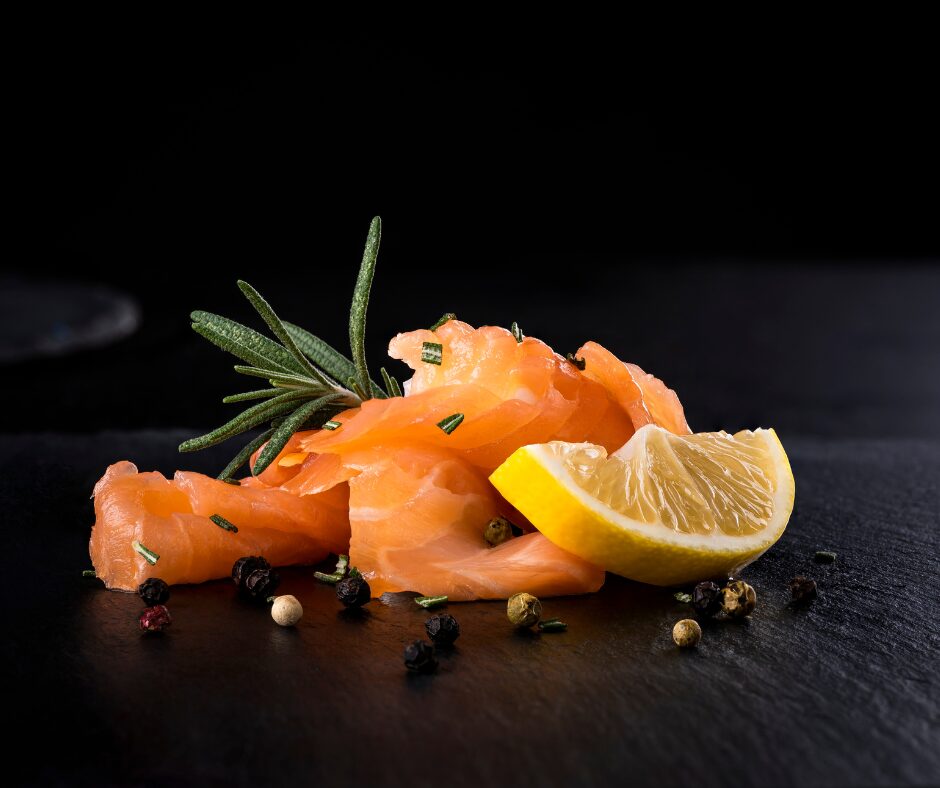 saumon fume sur plat noir