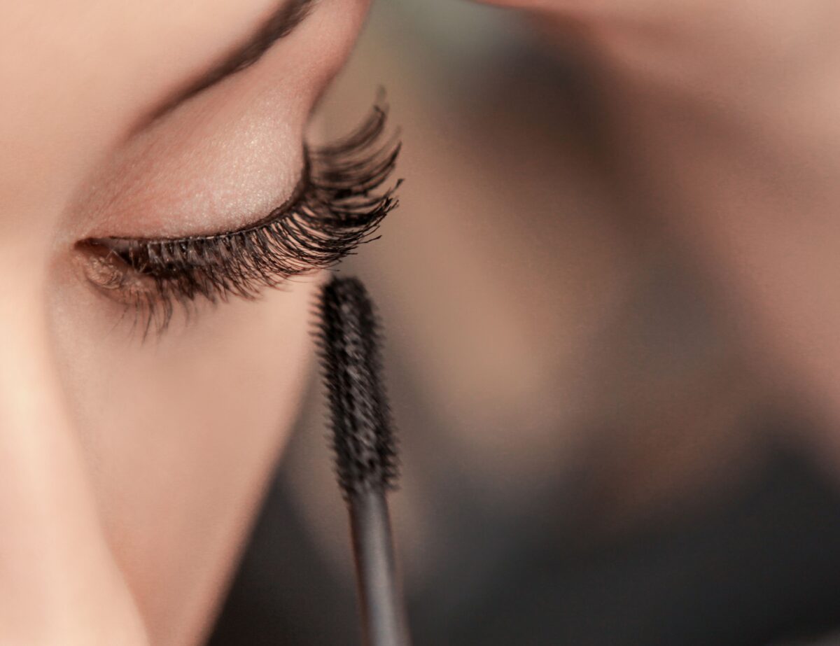mascara sur yeux femme